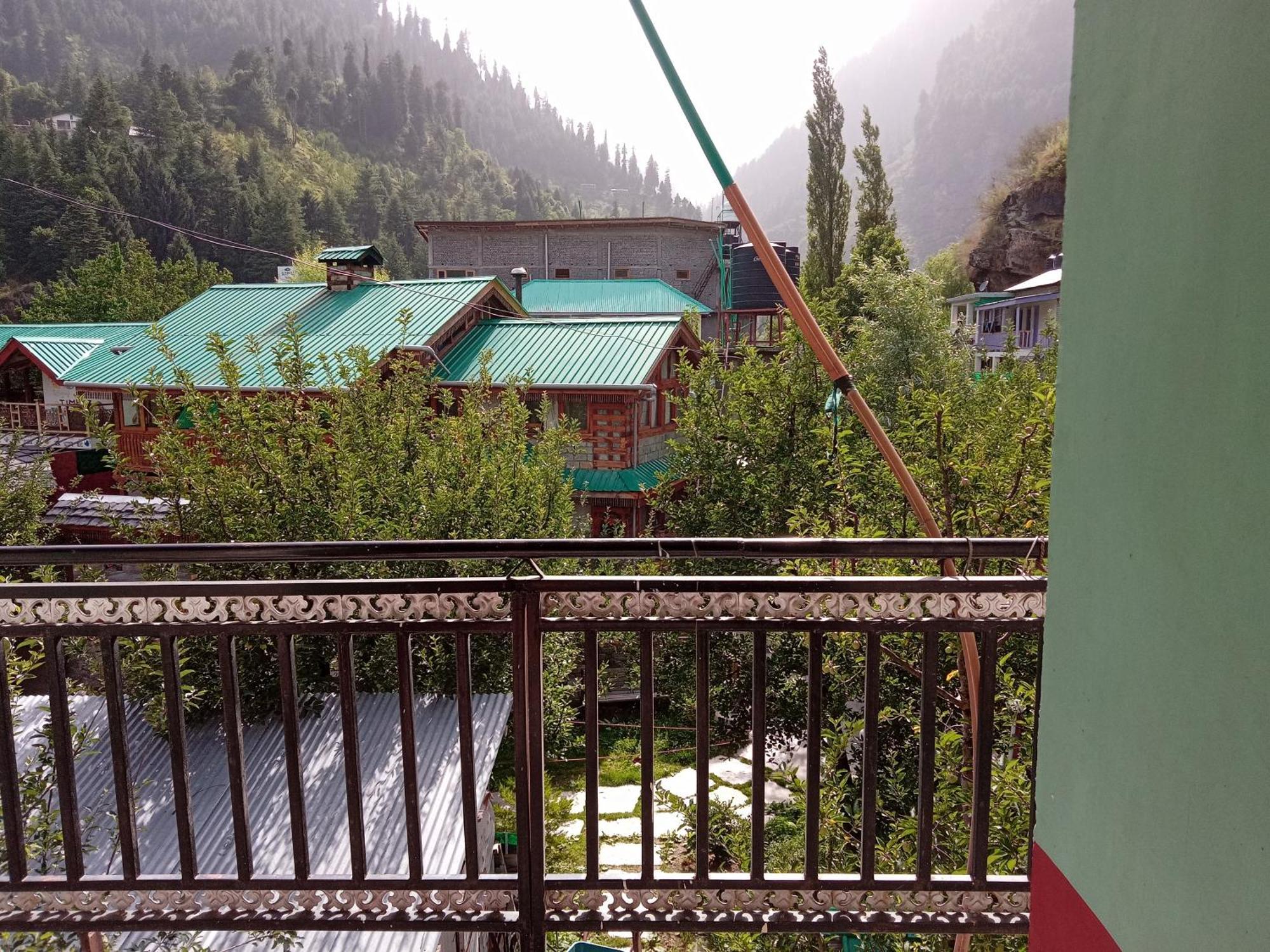 Non Stop Cafe Hostel & Stay Manāli Pokoj fotografie