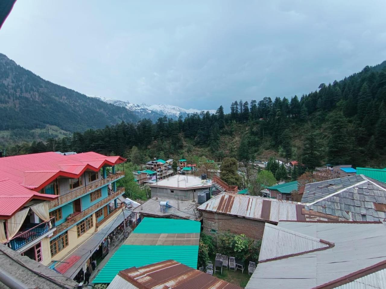 Non Stop Cafe Hostel & Stay Manāli Pokoj fotografie