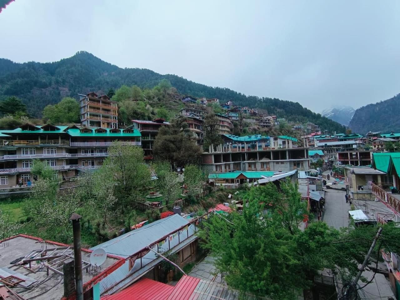 Non Stop Cafe Hostel & Stay Manāli Pokoj fotografie